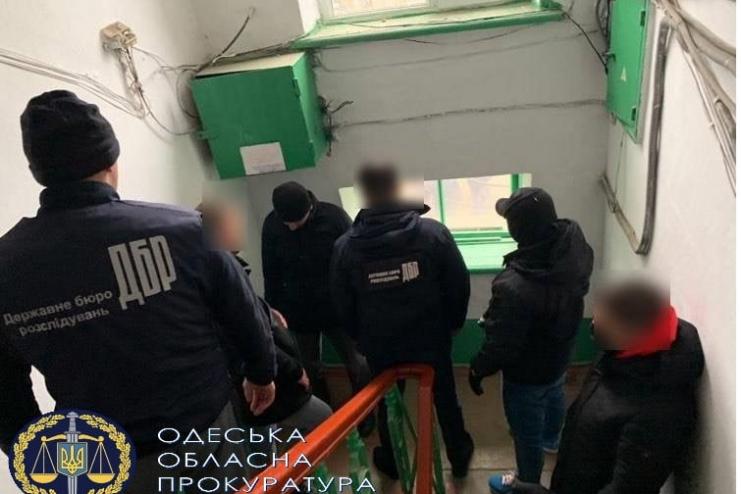 3000 ДОЛАРІВ США ЗА СПРИЯННЯ В УКРИТТІ ДОКАЗІВ ВИНУВАТОСТІ: НА ОДЕЩИНІ СУДИТИМУТЬ ЕКСКЕРІВНИКА СЛІДЧОГО ПІДРОЗДІЛУ 