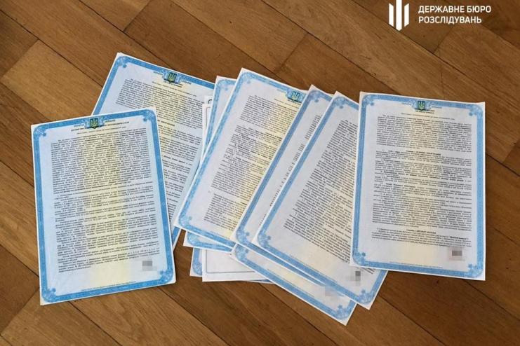 Ексслідчий зі спільниками постануть перед судом через шахрайське заволодіння квартирами в Одесі