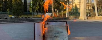 "СТЫДНО НАЗЫВАТЬСЯ КАНДИДАТОМ НАУК": УЧЕНЫЙ СЖЕГ ДИПЛОМ ИЗ-ЗА ЗАЩИТЫ КИВОЙ КАНДИДАТСКОЙ