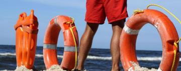 На пляжи Одессы вышли матросы-спасатели