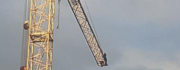 В Одессе мужчина залез на высотный кран и едва не прыгнул вниз