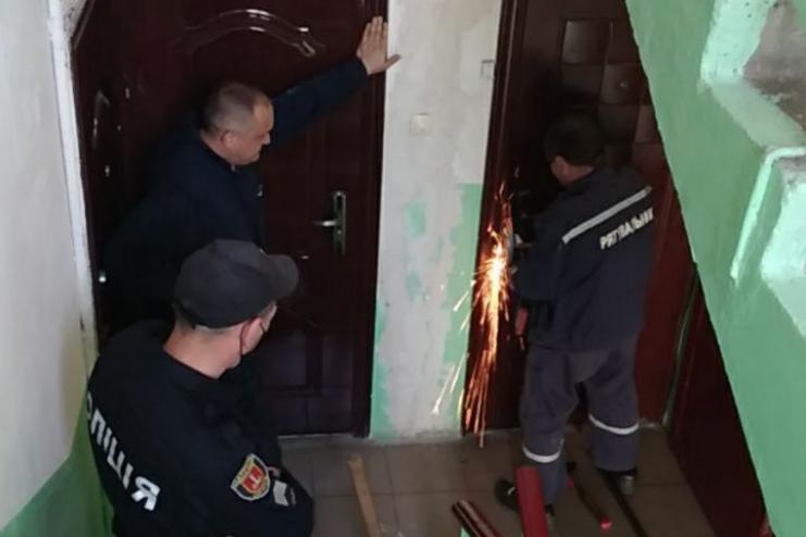 Патрульные полицейские спасли старушку, которая травмировалась в запертой квартире