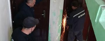 Патрульные полицейские спасли старушку, которая травмировалась в запертой квартире