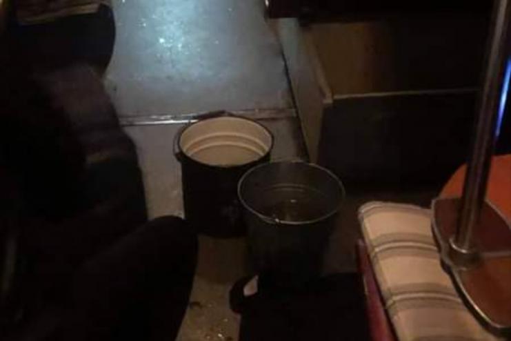 Дах потік: як пасажири потягу "Київ- Миколаїв" їхали з відрами
