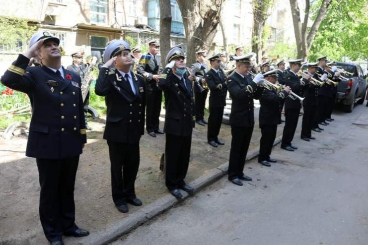 Командування Військово-Морських Сил  ЗС України привітало з оркестром з Днем перемоги ветерана Другої світової війни та морської піхоти Івана Кулібабу 