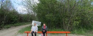 Дмитрий Марашлец установил лавочки в Тарутино