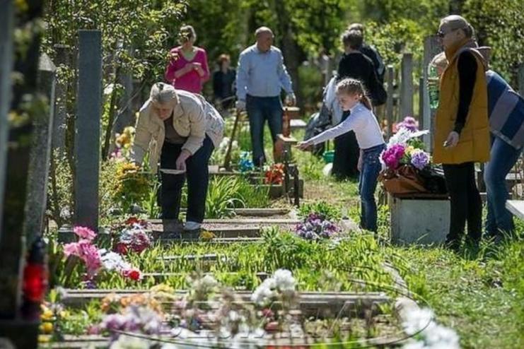 В Одеській області 6-річний хлопчик отруївся горілкою на кладовищі 