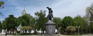 В Измаиле подростки рвали цветы на клумбах и продавали возле супермаркетов