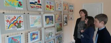 "Победа - глазами юных художников": в Тарутино прошла тематическая выставка