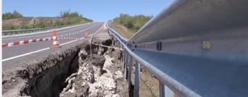 В Одесской области на отремонтированной дороге провалилась обочина