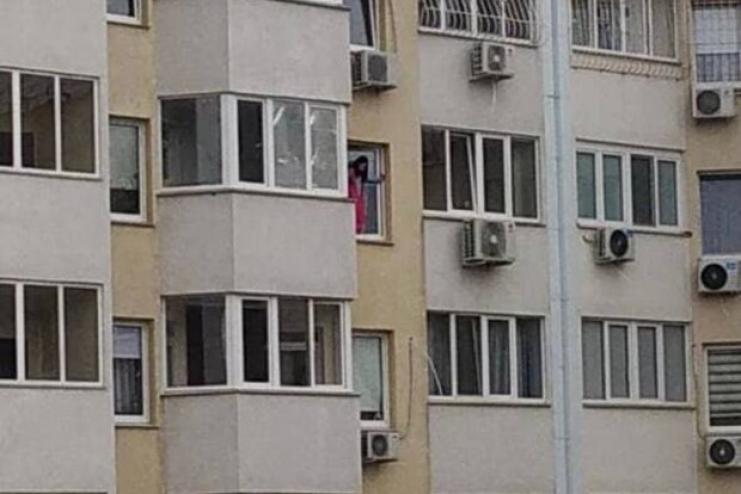 ИЗ-ЗА ИГРЫ В ТЕЛЕФОНЕ: 10-ЛЕТНЯЯ ОДЕССИТКА ЧУТЬ НЕ ВЫПРЫГНУЛА ИЗ ОКНА 