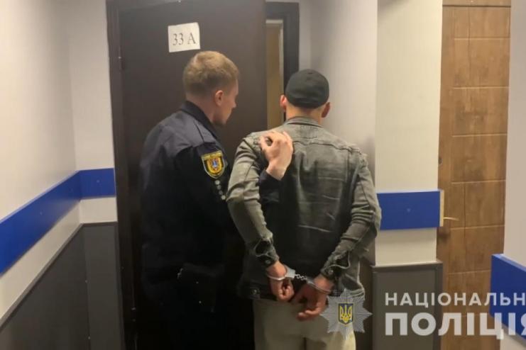 В Одессе задержали группу лиц по подозрению в незаконном лишении свободы жителя Суворовского района и вымогательстве у него несуществующего долга