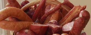 Одесский мясокомбинат «Гармаш» ответил автору ролика, который нашел в колбасе крысиные лапы,  назвав видео фейком 