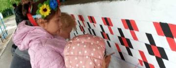 Сарата вбралась у вишиванку до свята