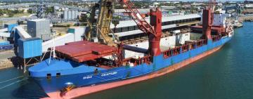 Пятые сутки тело заблокировано в каюте: на иностранном судне скончался капитан-одессит