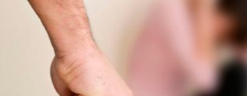 Ногами в живот и голову: в Одесской области мужчина избил беременную девушку