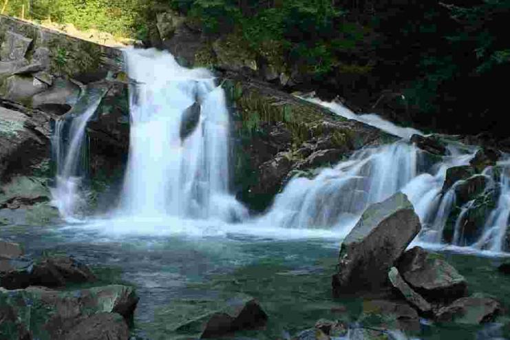 В Україні трагічно загинув хлопчик під час шкільної екскурсії на водоспад 