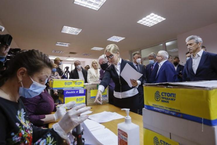 «Батьківщина» передала до ЦВК документи для старту земельного референдуму