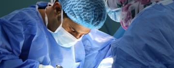 Боротьба йшла на секунди: у Львові лікарі врятували 1,8-річного хлопчика, давши в операційній йому свою кров