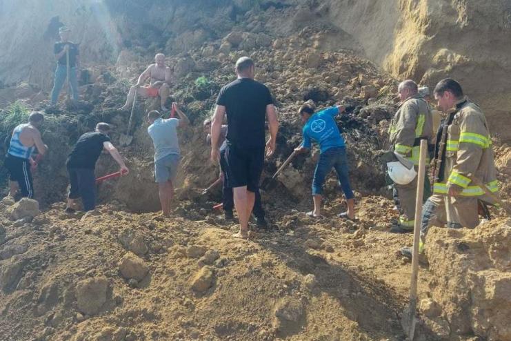 Жертв і постраждалих немає: рятувальники розчистили місце завалу у Лебедівці