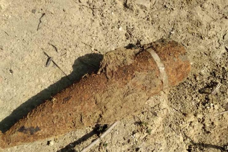 На трассе Т-16-44 дорожники изо дня в день обнаруживают опасные находки