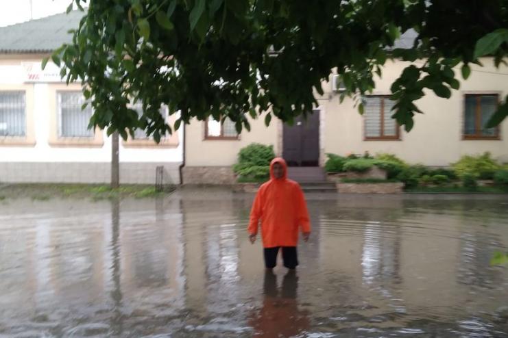 Залило и затопило: последствия двухчасового ливня в Килии (фото и видео)