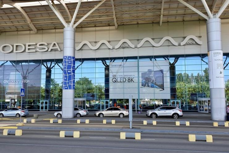 Девушка заплатила за парковку в одесском аэропорту 26 тыс. гривен