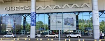 Девушка заплатила за парковку в одесском аэропорту 26 тыс. гривен