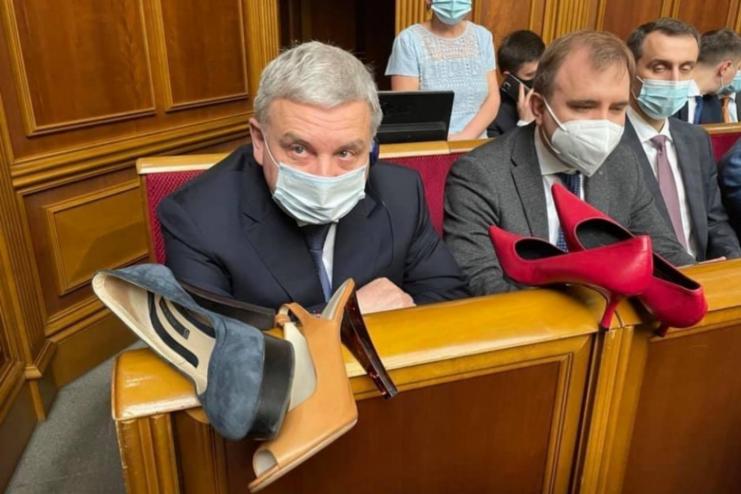 Зеленському та Тарану подарували жіночі туфлі