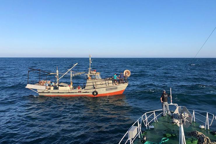 Екіпаж катеру Морохорони врятував рибалок, яких відносило у відкрите море на знеструмленому судні