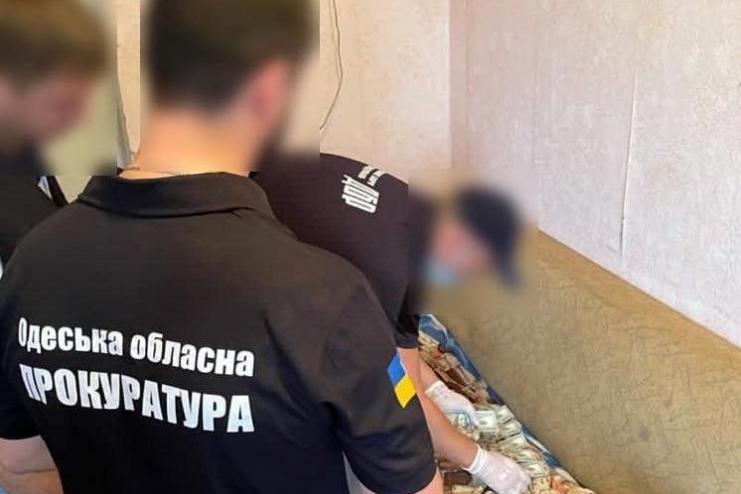 НА ОДЕЩИНІ ЗАТРИМАНО ДВОХ ПОЛІЦЕЙСЬКИХ ПІД ЧАС ОДЕРЖАННЯ ХАБАРА 