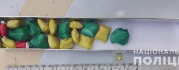 Без шлема и документов, зато с наркотиками: в Аккермане задержали мопедиста