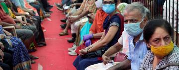 Афера с вакцинацией: в Индии более двух тысяч человек вакцинировали физраствором