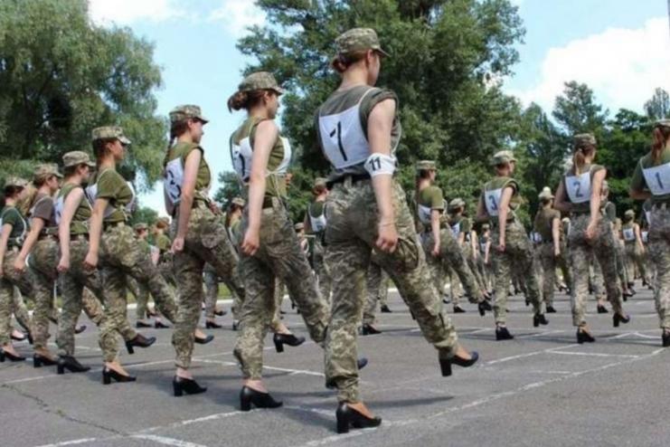 Міноборони замінить взуття жінкам-військовослужбовцям на параді