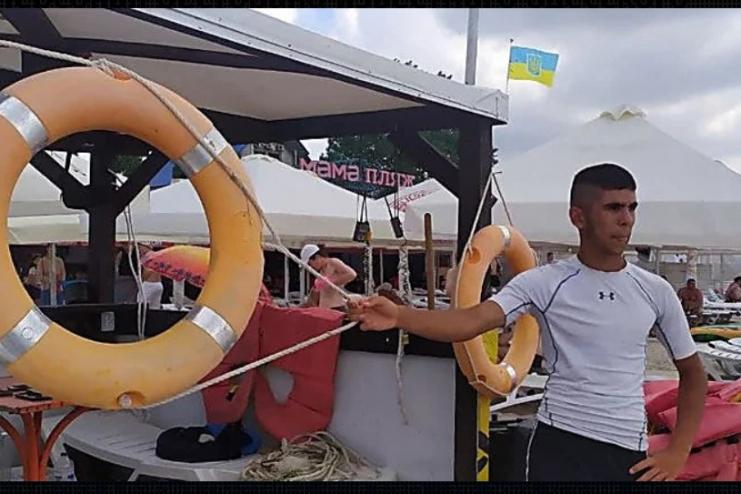 В Коблево персонал ресторана известного одесского бизнесмена спас двух девочек, которые тонули в море