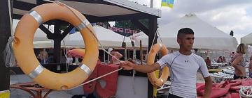 В Коблево персонал ресторана известного одесского бизнесмена спас двух девочек, которые тонули в море