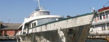 В порту Одессы подняли со дна "катер Брежнева" (видео)