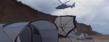 В Одесской области частный вертолет едва не покалечил туристов на пляже
