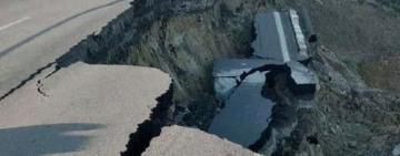 На трассе М-05 в Одесской области из-за сильных дождей произошёл оползень