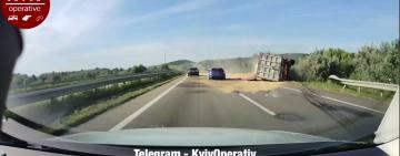 На трассе Киев—Одесса зерновоз врезался в отбойник и опрокинулся (ВИДЕО)