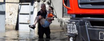 Рятівники виносять дітей і старих людей на руках: неймовірні кадри порятунку одеситів