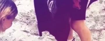 Дівчата спалили футболку з гербом України і нарвалися на скандал