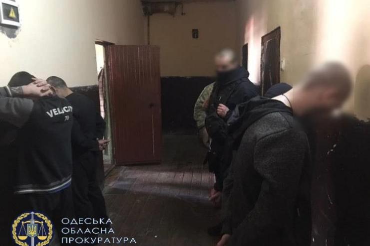 ПОСТАЧАННЯ НАРКОТИКІВ ТА ПОШИРЕННЯ ЗЛОЧИННОГО ВПЛИВУ В ОДЕСЬКІЙ ВИПРАВНІЙ КОЛОНІЇ – СУДИТИМУТЬ «СМОТРЯЩОГО ЗА ДОРОГОЮ» ТА 2 СПІЛЬНИКІВ