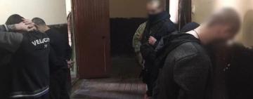 ПОСТАЧАННЯ НАРКОТИКІВ ТА ПОШИРЕННЯ ЗЛОЧИННОГО ВПЛИВУ В ОДЕСЬКІЙ ВИПРАВНІЙ КОЛОНІЇ – СУДИТИМУТЬ «СМОТРЯЩОГО ЗА ДОРОГОЮ» ТА 2 СПІЛЬНИКІВ