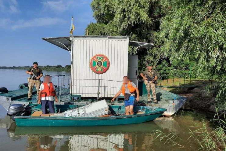 ДВОЄ РУМУН НА МОТОРНОМУ ЧОВНІ ПОРУШИЛИ ДЕРЖАВНИЙ КОРДОН НА РІЧЦІ ДУНАЙ 