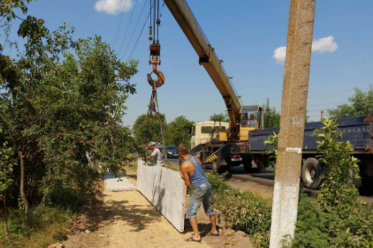 У Долинівці ведуться роботи з укладання нового тротуару
