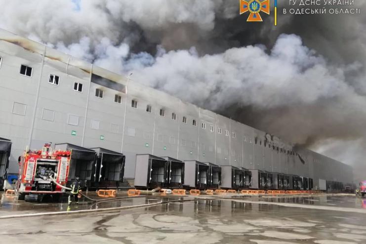 ПОД ОДЕССОЙ ГОРЯТ СКЛАДЫ, ПОЖАР ТУШАТ 70 ПОЖАРНЫХ