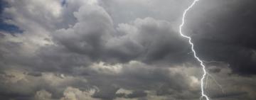 Ветер и грозы: в Украине объявлено штормовое предупреждение