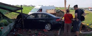 В Одесской области автомобиль слетел с дороги в торговца арбузами 