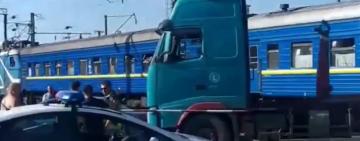 В Одесской области пассажирский поезд столкнулся с фурой (видео)